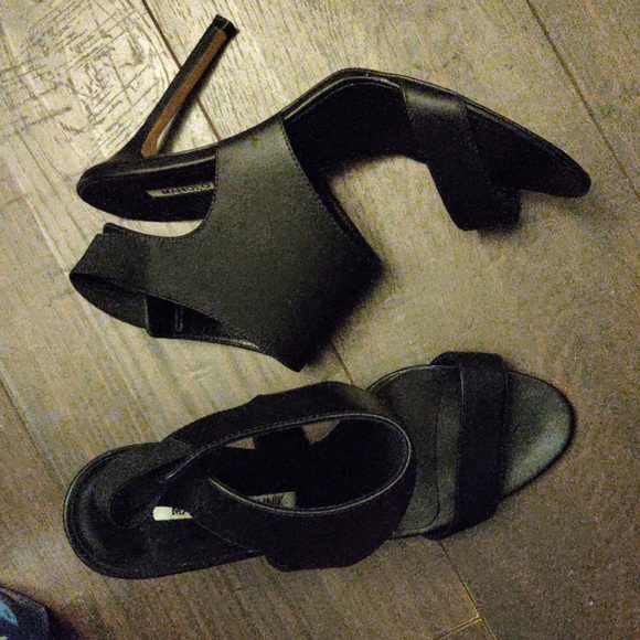 Manolo Blahnik Black Leather Slingback Sandals - Picture 1 of 11